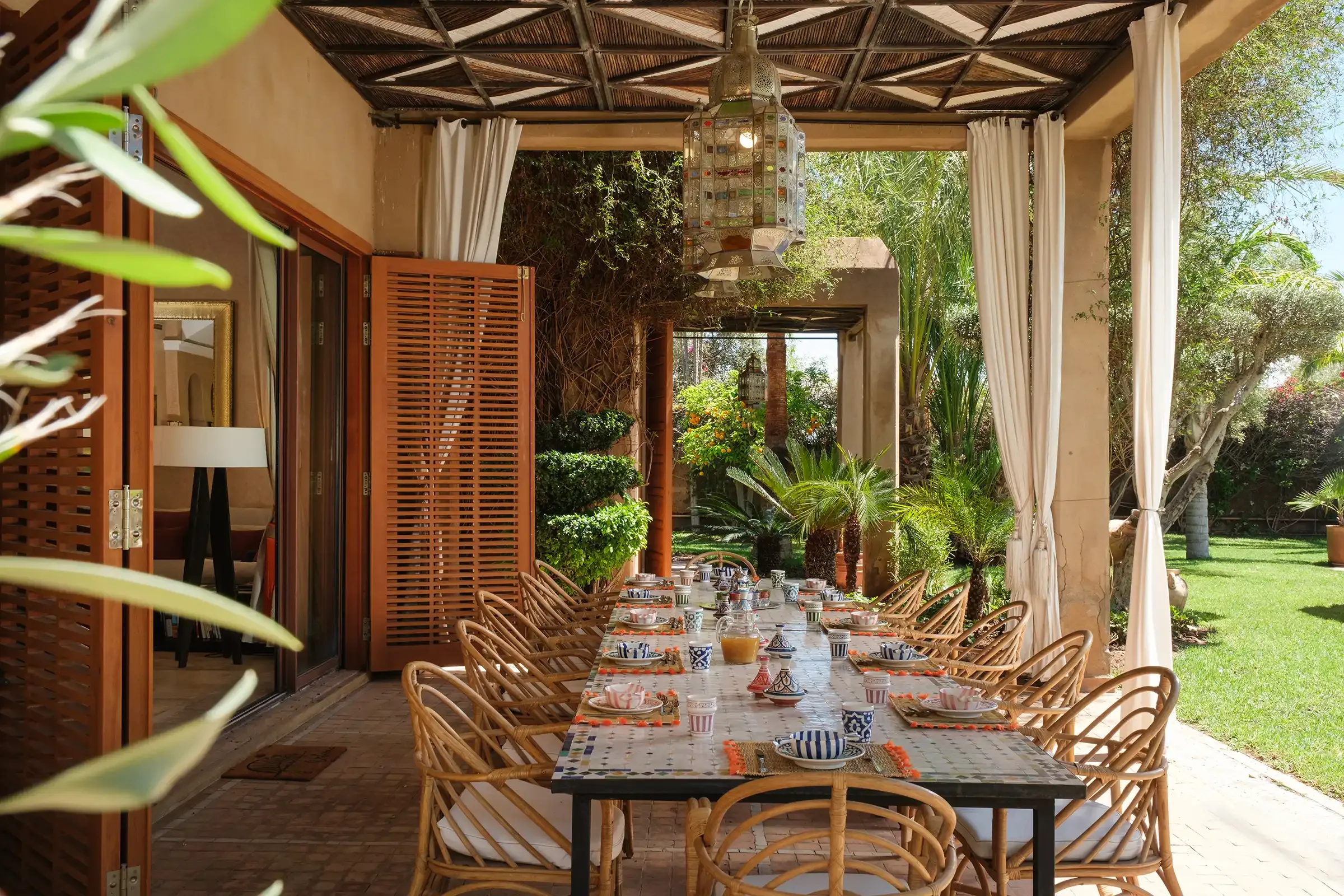 villa-hilin-marrakech – facade-villa-hilin-maroc – piscine-privee-villa-hilin – salon-contemporain-villa-hilin – jardin-villa-hilin-marrakech – terrasse-villa-hilin-maroc – chambre-olive-villa-hilin – chambre-citron-villa-hilin – chambre-orange-villa-hilin – chambre-figue-villa-hilin – salle-deau-villa-hilin – dressing-villa-hilin – climatisation-villa-hilin – conciergerie-privee-villa-hilin