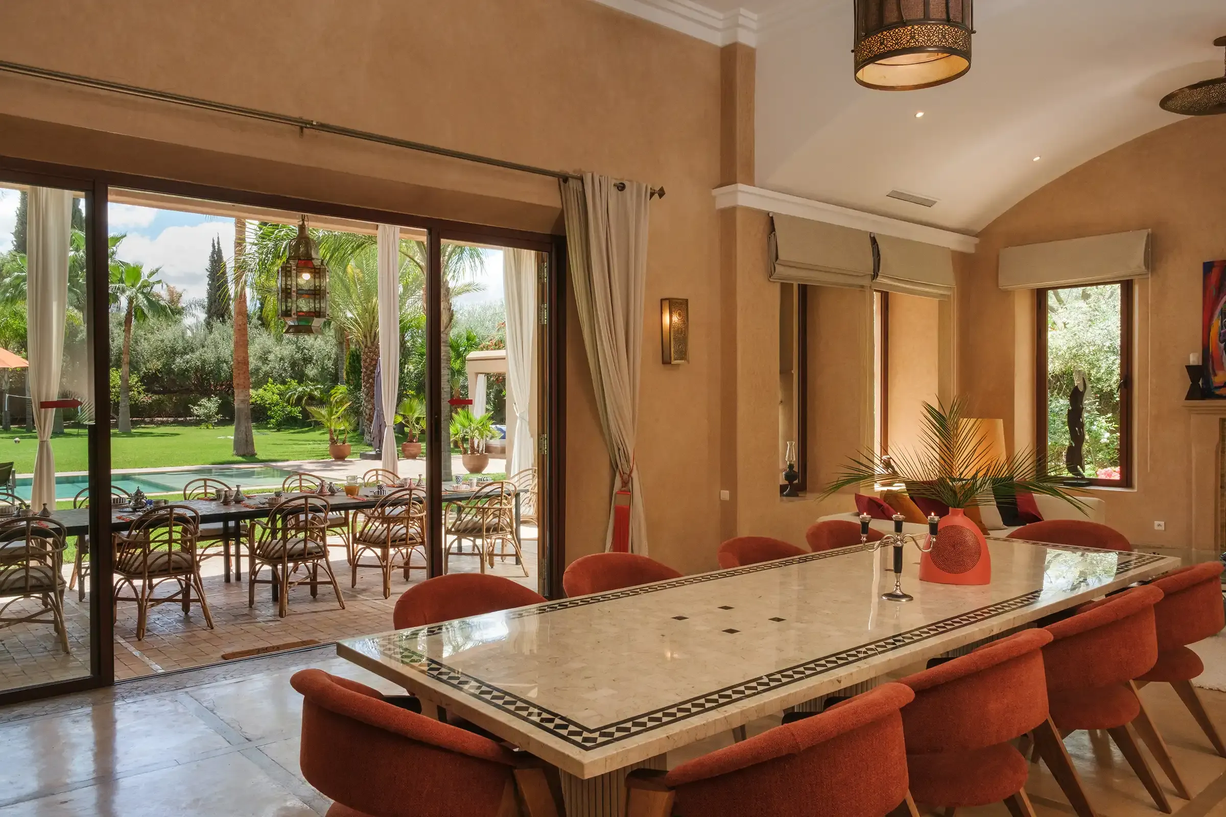 villa-hilin-marrakech – facade-villa-hilin-maroc – piscine-privee-villa-hilin – salon-contemporain-villa-hilin – jardin-villa-hilin-marrakech – terrasse-villa-hilin-maroc – chambre-olive-villa-hilin – chambre-citron-villa-hilin – chambre-orange-villa-hilin – chambre-figue-villa-hilin – salle-deau-villa-hilin – dressing-villa-hilin – climatisation-villa-hilin – conciergerie-privee-villa-hilin