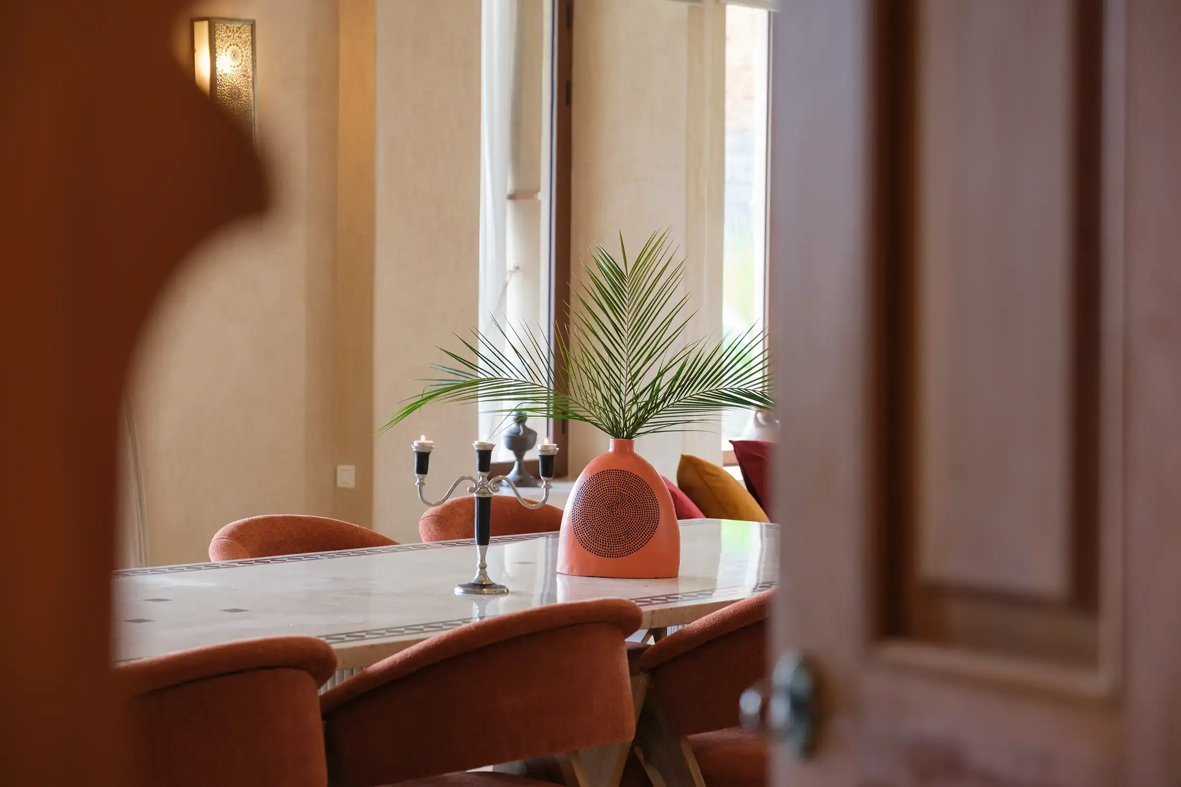 villa-hilin-marrakech – facade-villa-hilin-maroc – piscine-privee-villa-hilin – salon-contemporain-villa-hilin – jardin-villa-hilin-marrakech – terrasse-villa-hilin-maroc – chambre-olive-villa-hilin – chambre-citron-villa-hilin – chambre-orange-villa-hilin – chambre-figue-villa-hilin – salle-deau-villa-hilin – dressing-villa-hilin – climatisation-villa-hilin – conciergerie-privee-villa-hilin