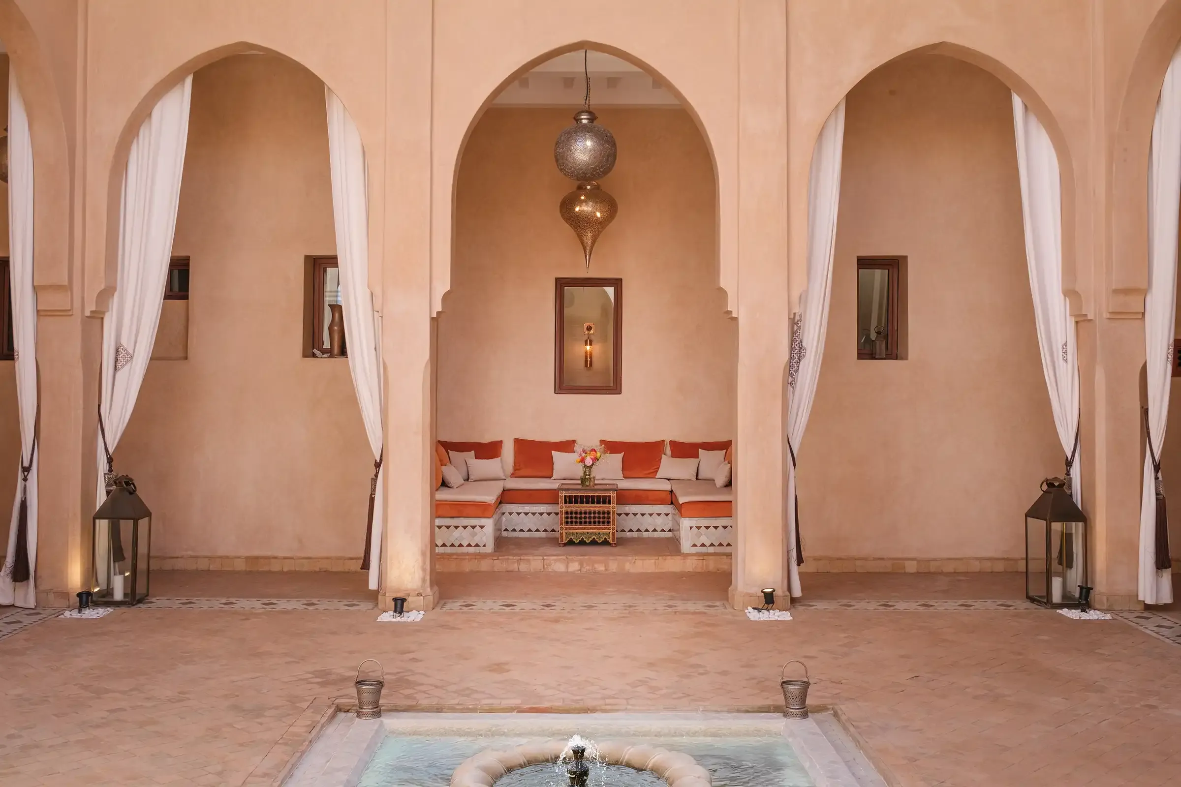 villa-hilin-marrakech – facade-villa-hilin-maroc – piscine-privee-villa-hilin – salon-contemporain-villa-hilin – jardin-villa-hilin-marrakech – terrasse-villa-hilin-maroc – chambre-olive-villa-hilin – chambre-citron-villa-hilin – chambre-orange-villa-hilin – chambre-figue-villa-hilin – salle-deau-villa-hilin – dressing-villa-hilin – climatisation-villa-hilin – conciergerie-privee-villa-hilin