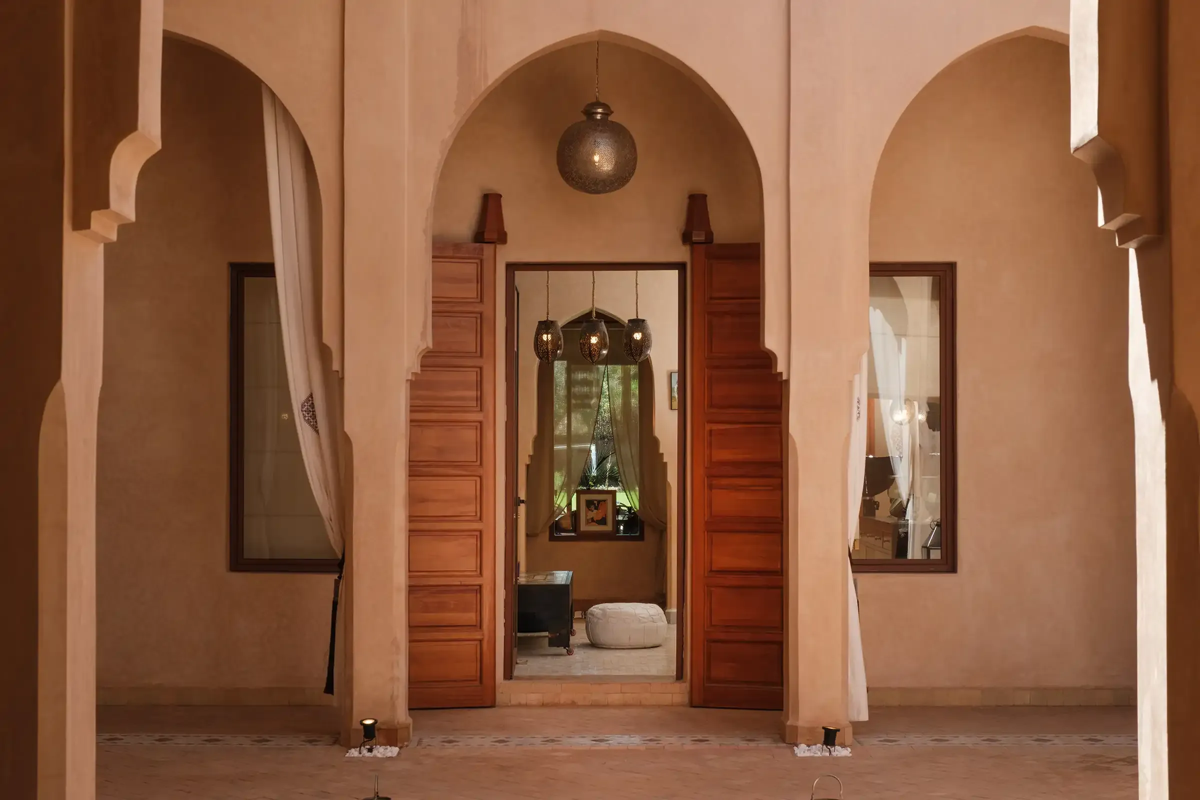 villa-hilin-marrakech – facade-villa-hilin-maroc – piscine-privee-villa-hilin – salon-contemporain-villa-hilin – jardin-villa-hilin-marrakech – terrasse-villa-hilin-maroc – chambre-olive-villa-hilin – chambre-citron-villa-hilin – chambre-orange-villa-hilin – chambre-figue-villa-hilin – salle-deau-villa-hilin – dressing-villa-hilin – climatisation-villa-hilin – conciergerie-privee-villa-hilin