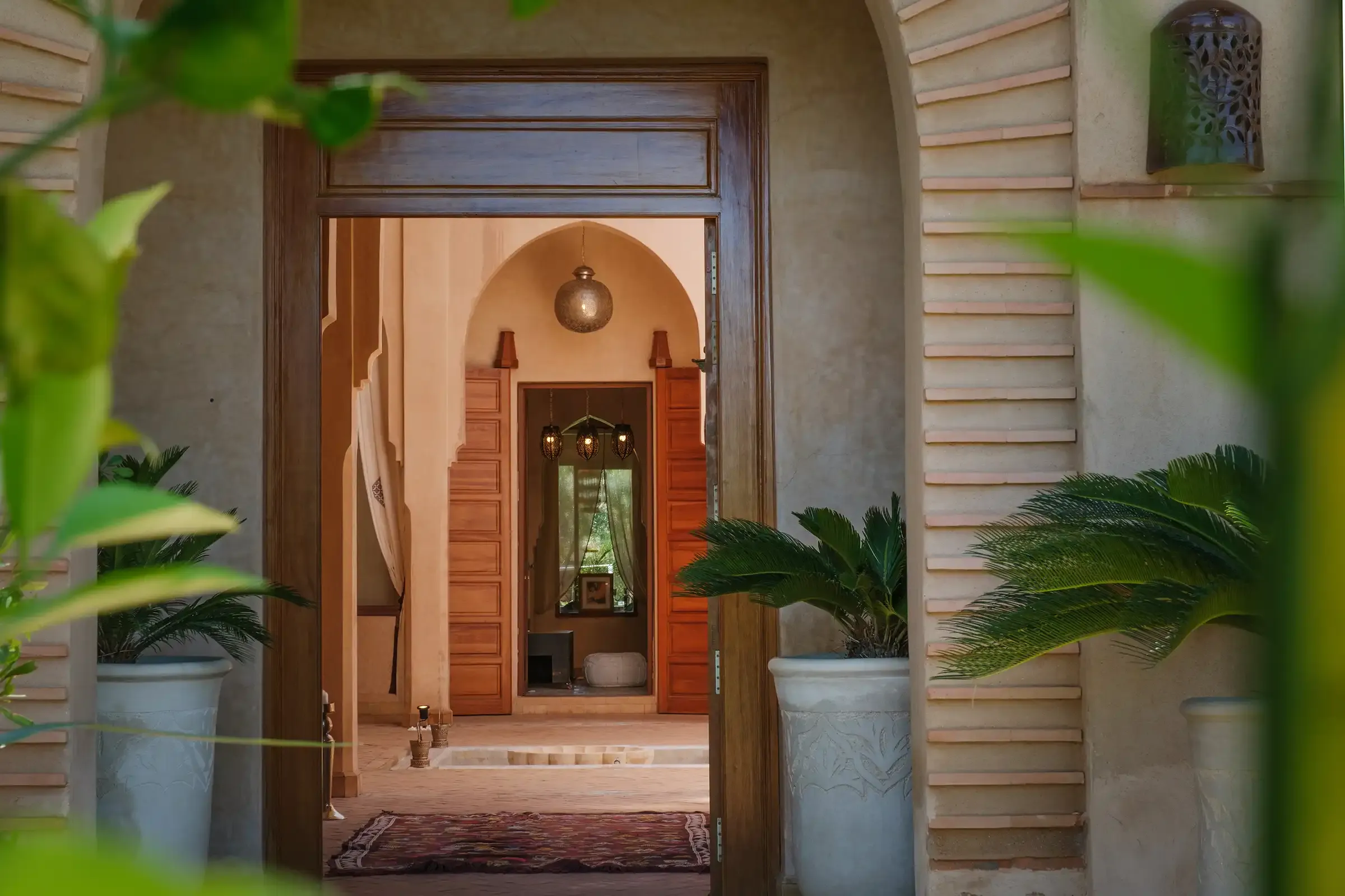 villa-hilin-marrakech – facade-villa-hilin-maroc – piscine-privee-villa-hilin – salon-contemporain-villa-hilin – jardin-villa-hilin-marrakech – terrasse-villa-hilin-maroc – chambre-olive-villa-hilin – chambre-citron-villa-hilin – chambre-orange-villa-hilin – chambre-figue-villa-hilin – salle-deau-villa-hilin – dressing-villa-hilin – climatisation-villa-hilin – conciergerie-privee-villa-hilin