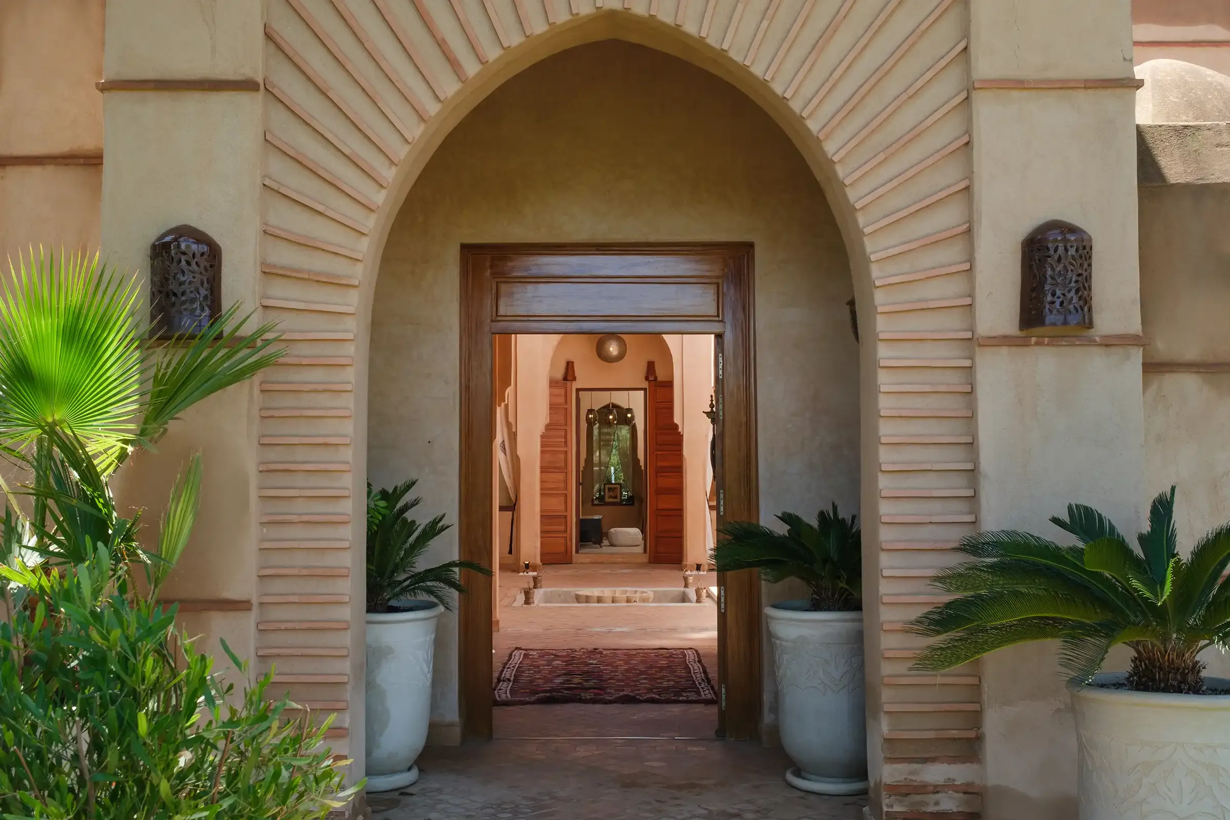 villa-hilin-marrakech – facade-villa-hilin-maroc – piscine-privee-villa-hilin – salon-contemporain-villa-hilin – jardin-villa-hilin-marrakech – terrasse-villa-hilin-maroc – chambre-olive-villa-hilin – chambre-citron-villa-hilin – chambre-orange-villa-hilin – chambre-figue-villa-hilin – salle-deau-villa-hilin – dressing-villa-hilin – climatisation-villa-hilin – conciergerie-privee-villa-hilin