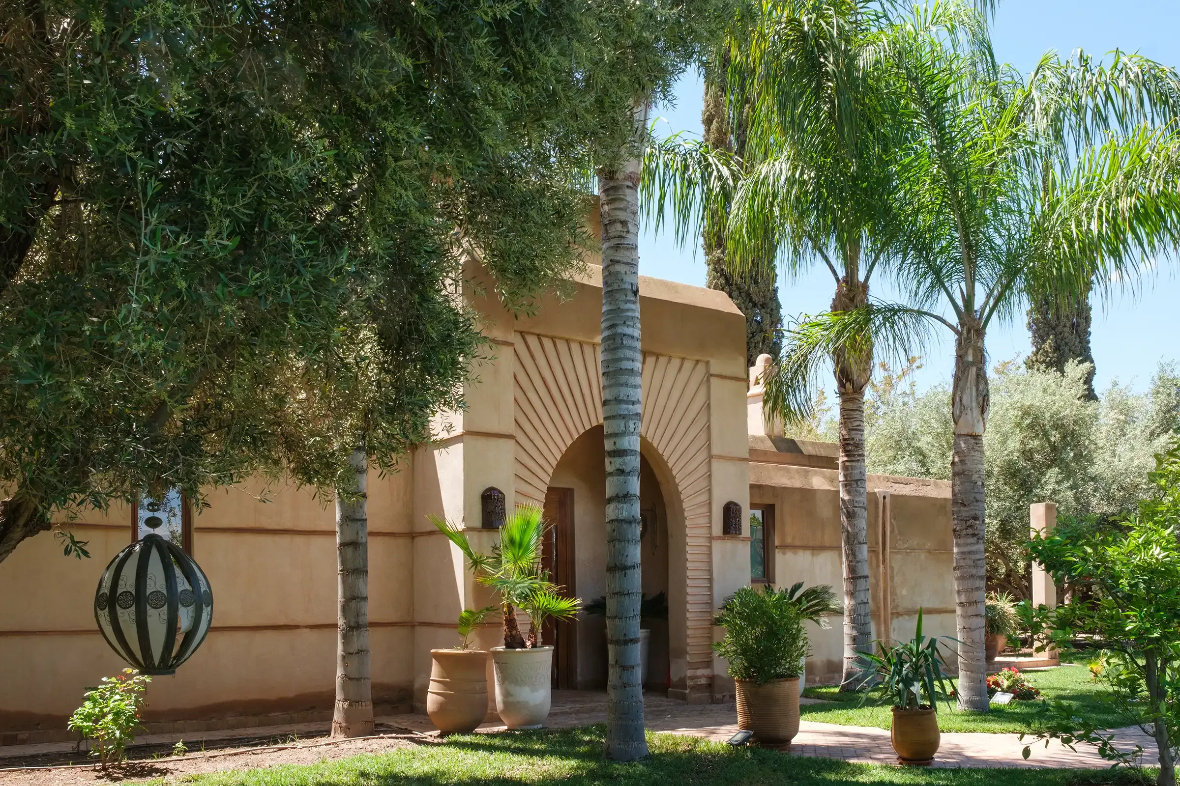 villa-hilin-marrakech – facade-villa-hilin-maroc – piscine-privee-villa-hilin – salon-contemporain-villa-hilin – jardin-villa-hilin-marrakech – terrasse-villa-hilin-maroc – chambre-olive-villa-hilin – chambre-citron-villa-hilin – chambre-orange-villa-hilin – chambre-figue-villa-hilin – salle-deau-villa-hilin – dressing-villa-hilin – climatisation-villa-hilin – conciergerie-privee-villa-hilin
