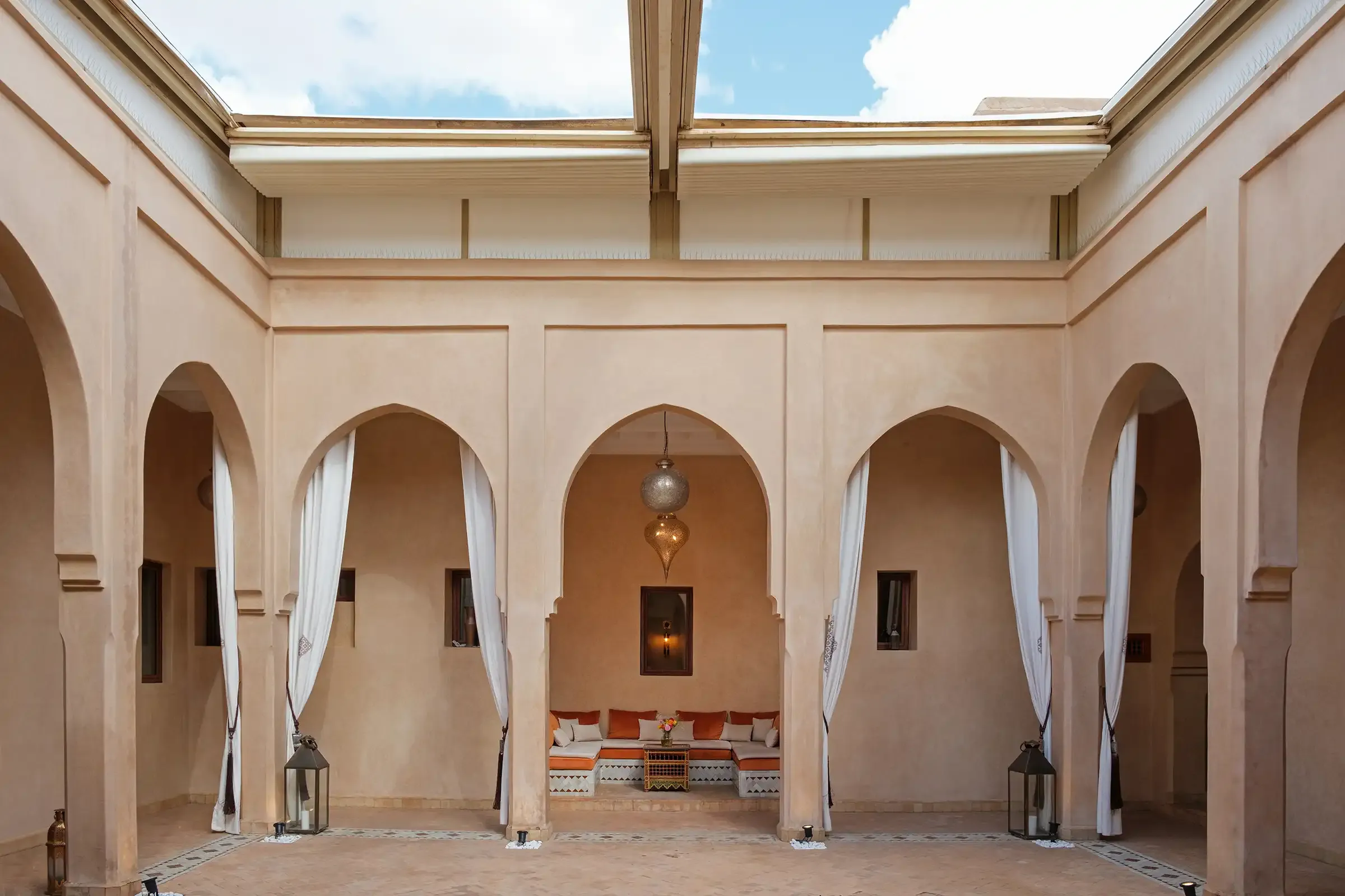 villa-hilin-marrakech – facade-villa-hilin-maroc – piscine-privee-villa-hilin – salon-contemporain-villa-hilin – jardin-villa-hilin-marrakech – terrasse-villa-hilin-maroc – chambre-olive-villa-hilin – chambre-citron-villa-hilin – chambre-orange-villa-hilin – chambre-figue-villa-hilin – salle-deau-villa-hilin – dressing-villa-hilin – climatisation-villa-hilin – conciergerie-privee-villa-hilin