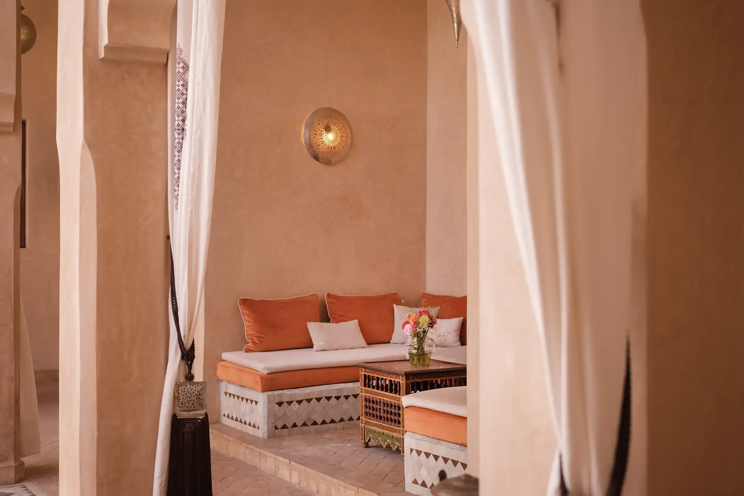 villa-hilin-marrakech – facade-villa-hilin-maroc – piscine-privee-villa-hilin – salon-contemporain-villa-hilin – jardin-villa-hilin-marrakech – terrasse-villa-hilin-maroc – chambre-olive-villa-hilin – chambre-citron-villa-hilin – chambre-orange-villa-hilin – chambre-figue-villa-hilin – salle-deau-villa-hilin – dressing-villa-hilin – climatisation-villa-hilin – conciergerie-privee-villa-hilin