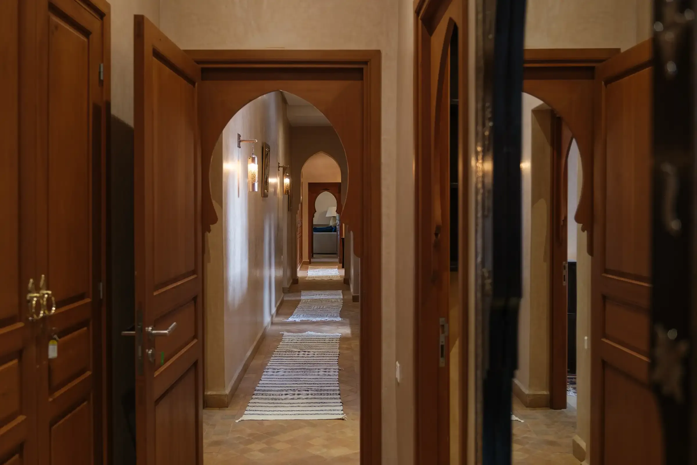 villa-hilin-marrakech – facade-villa-hilin-maroc – piscine-privee-villa-hilin – salon-contemporain-villa-hilin – jardin-villa-hilin-marrakech – terrasse-villa-hilin-maroc – chambre-olive-villa-hilin – chambre-citron-villa-hilin – chambre-orange-villa-hilin – chambre-figue-villa-hilin – salle-deau-villa-hilin – dressing-villa-hilin – climatisation-villa-hilin – conciergerie-privee-villa-hilin