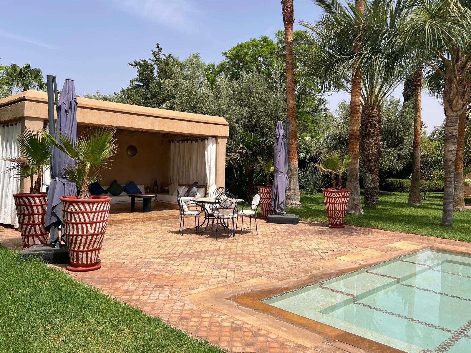 villa-hilin-marrakech – facade-villa-hilin-maroc – piscine-privee-villa-hilin – salon-contemporain-villa-hilin – jardin-villa-hilin-marrakech – terrasse-villa-hilin-maroc – chambre-olive-villa-hilin – chambre-citron-villa-hilin – chambre-orange-villa-hilin – chambre-figue-villa-hilin – salle-deau-villa-hilin – dressing-villa-hilin – climatisation-villa-hilin – conciergerie-privee-villa-hilin