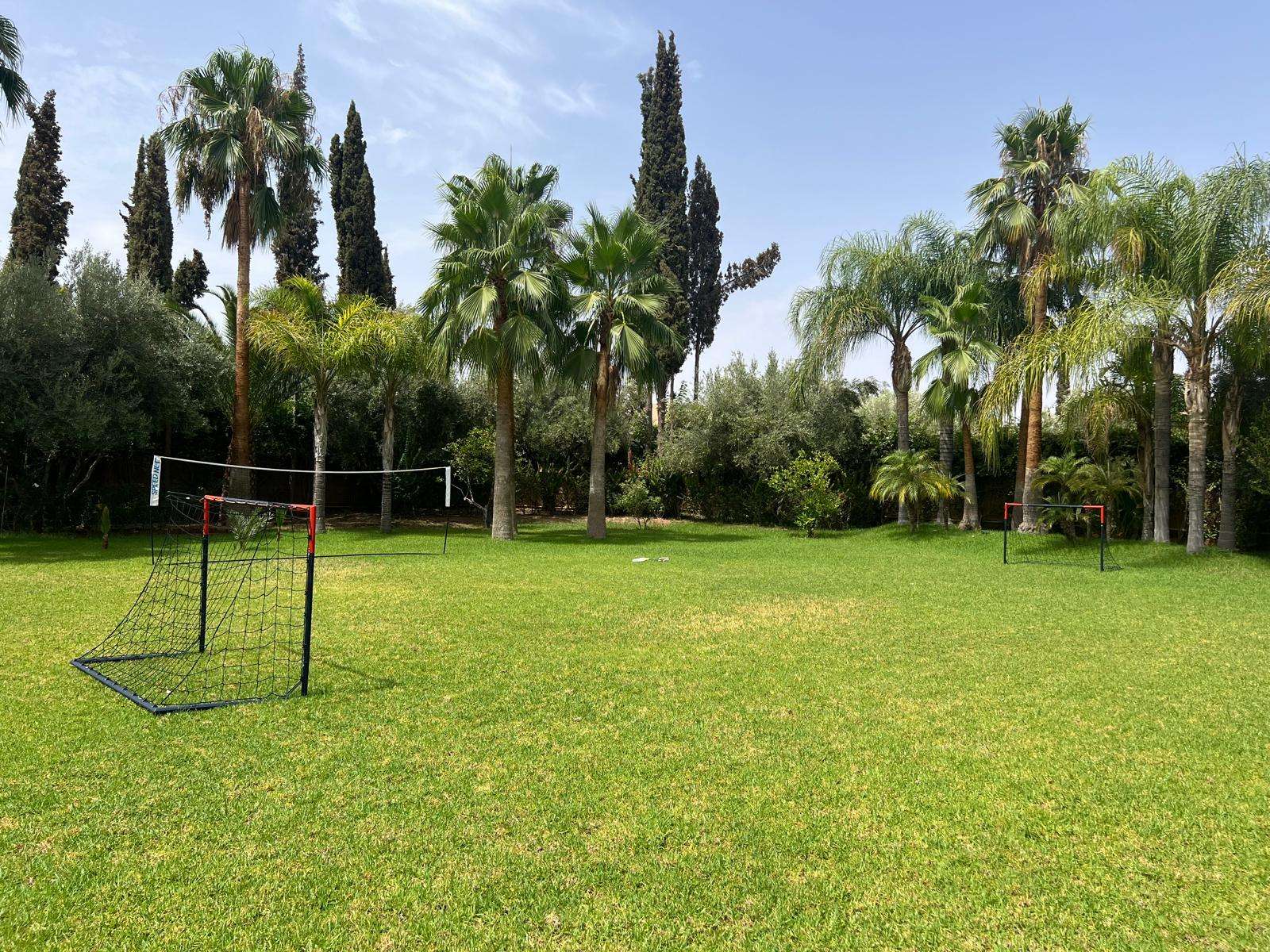 villa-hilin-marrakech – facade-villa-hilin-maroc – piscine-privee-villa-hilin – salon-contemporain-villa-hilin – jardin-villa-hilin-marrakech – terrasse-villa-hilin-maroc – chambre-olive-villa-hilin – chambre-citron-villa-hilin – chambre-orange-villa-hilin – chambre-figue-villa-hilin – salle-deau-villa-hilin – dressing-villa-hilin – climatisation-villa-hilin – conciergerie-privee-villa-hilin
