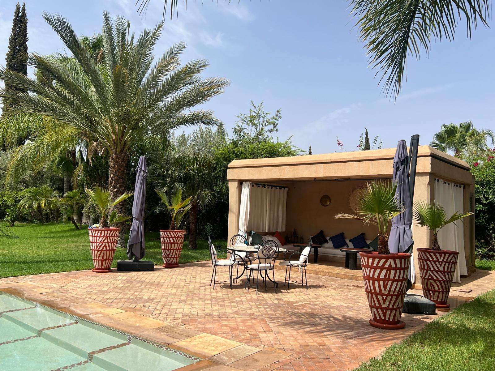 villa-hilin-marrakech – facade-villa-hilin-maroc – piscine-privee-villa-hilin – salon-contemporain-villa-hilin – jardin-villa-hilin-marrakech – terrasse-villa-hilin-maroc – chambre-olive-villa-hilin – chambre-citron-villa-hilin – chambre-orange-villa-hilin – chambre-figue-villa-hilin – salle-deau-villa-hilin – dressing-villa-hilin – climatisation-villa-hilin – conciergerie-privee-villa-hilin