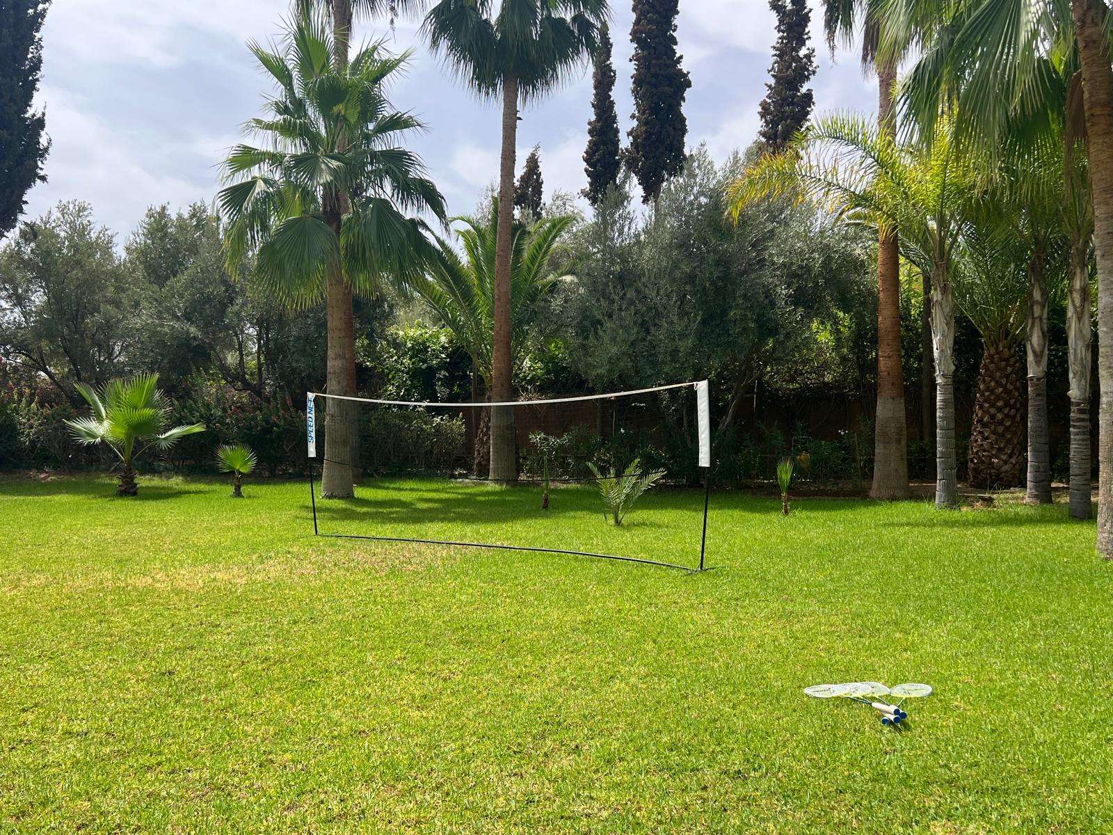 villa-hilin-marrakech – facade-villa-hilin-maroc – piscine-privee-villa-hilin – salon-contemporain-villa-hilin – jardin-villa-hilin-marrakech – terrasse-villa-hilin-maroc – chambre-olive-villa-hilin – chambre-citron-villa-hilin – chambre-orange-villa-hilin – chambre-figue-villa-hilin – salle-deau-villa-hilin – dressing-villa-hilin – climatisation-villa-hilin – conciergerie-privee-villa-hilin