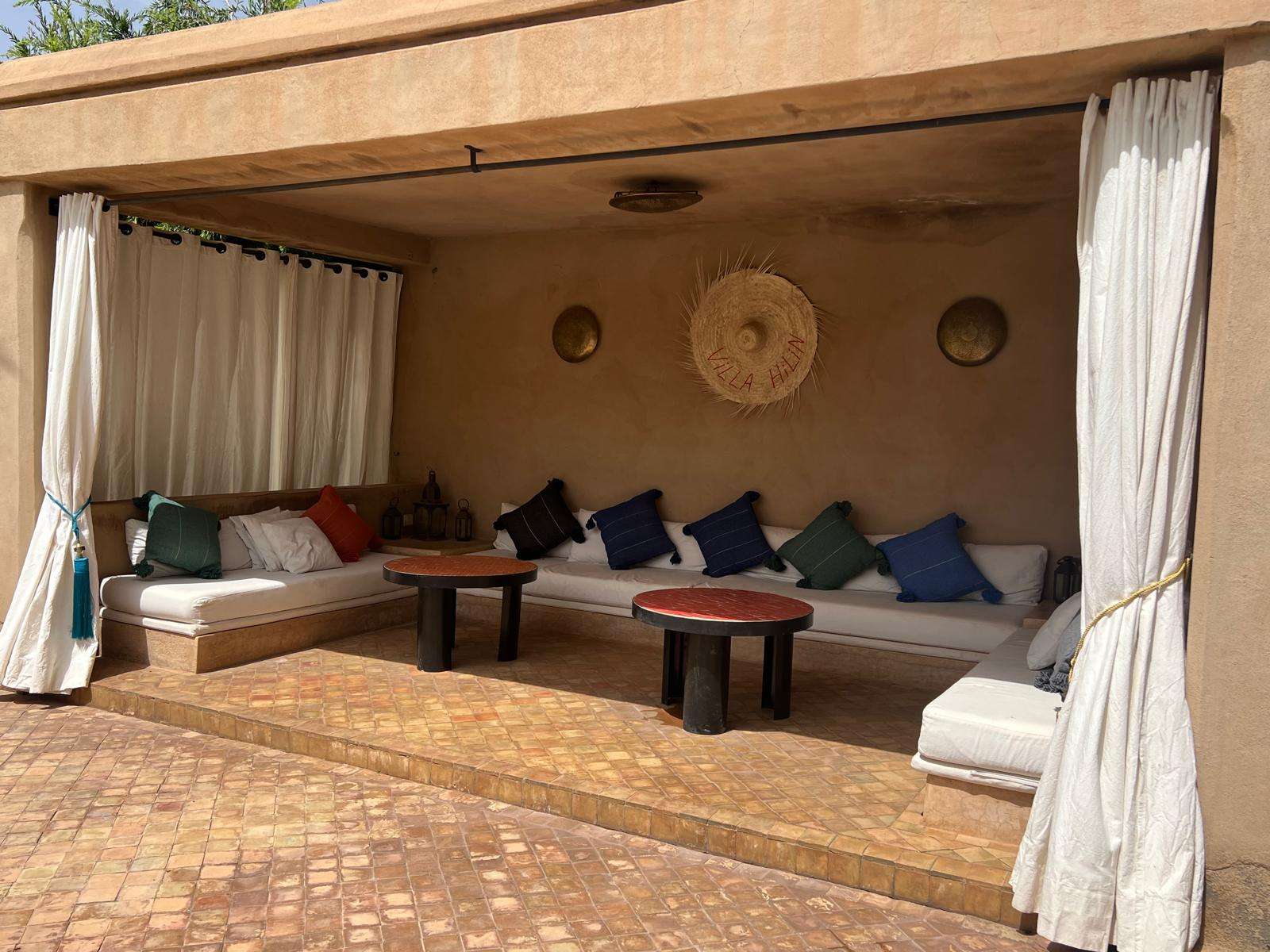villa-hilin-marrakech – facade-villa-hilin-maroc – piscine-privee-villa-hilin – salon-contemporain-villa-hilin – jardin-villa-hilin-marrakech – terrasse-villa-hilin-maroc – chambre-olive-villa-hilin – chambre-citron-villa-hilin – chambre-orange-villa-hilin – chambre-figue-villa-hilin – salle-deau-villa-hilin – dressing-villa-hilin – climatisation-villa-hilin – conciergerie-privee-villa-hilin