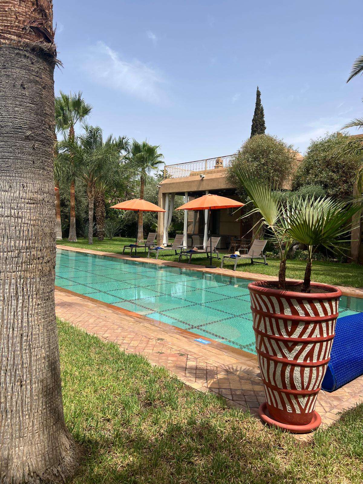 villa-hilin-marrakech – facade-villa-hilin-maroc – piscine-privee-villa-hilin – salon-contemporain-villa-hilin – jardin-villa-hilin-marrakech – terrasse-villa-hilin-maroc – chambre-olive-villa-hilin – chambre-citron-villa-hilin – chambre-orange-villa-hilin – chambre-figue-villa-hilin – salle-deau-villa-hilin – dressing-villa-hilin – climatisation-villa-hilin – conciergerie-privee-villa-hilin