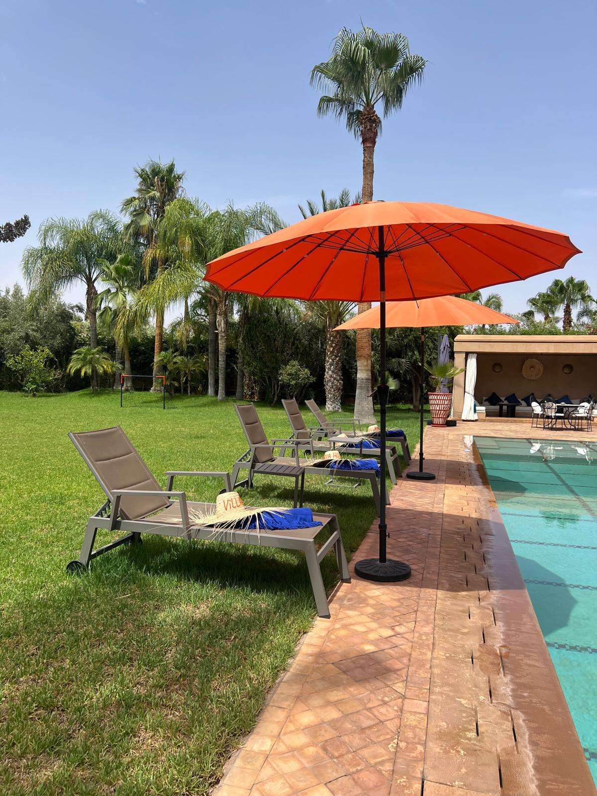 villa-hilin-marrakech – facade-villa-hilin-maroc – piscine-privee-villa-hilin – salon-contemporain-villa-hilin – jardin-villa-hilin-marrakech – terrasse-villa-hilin-maroc – chambre-olive-villa-hilin – chambre-citron-villa-hilin – chambre-orange-villa-hilin – chambre-figue-villa-hilin – salle-deau-villa-hilin – dressing-villa-hilin – climatisation-villa-hilin – conciergerie-privee-villa-hilin