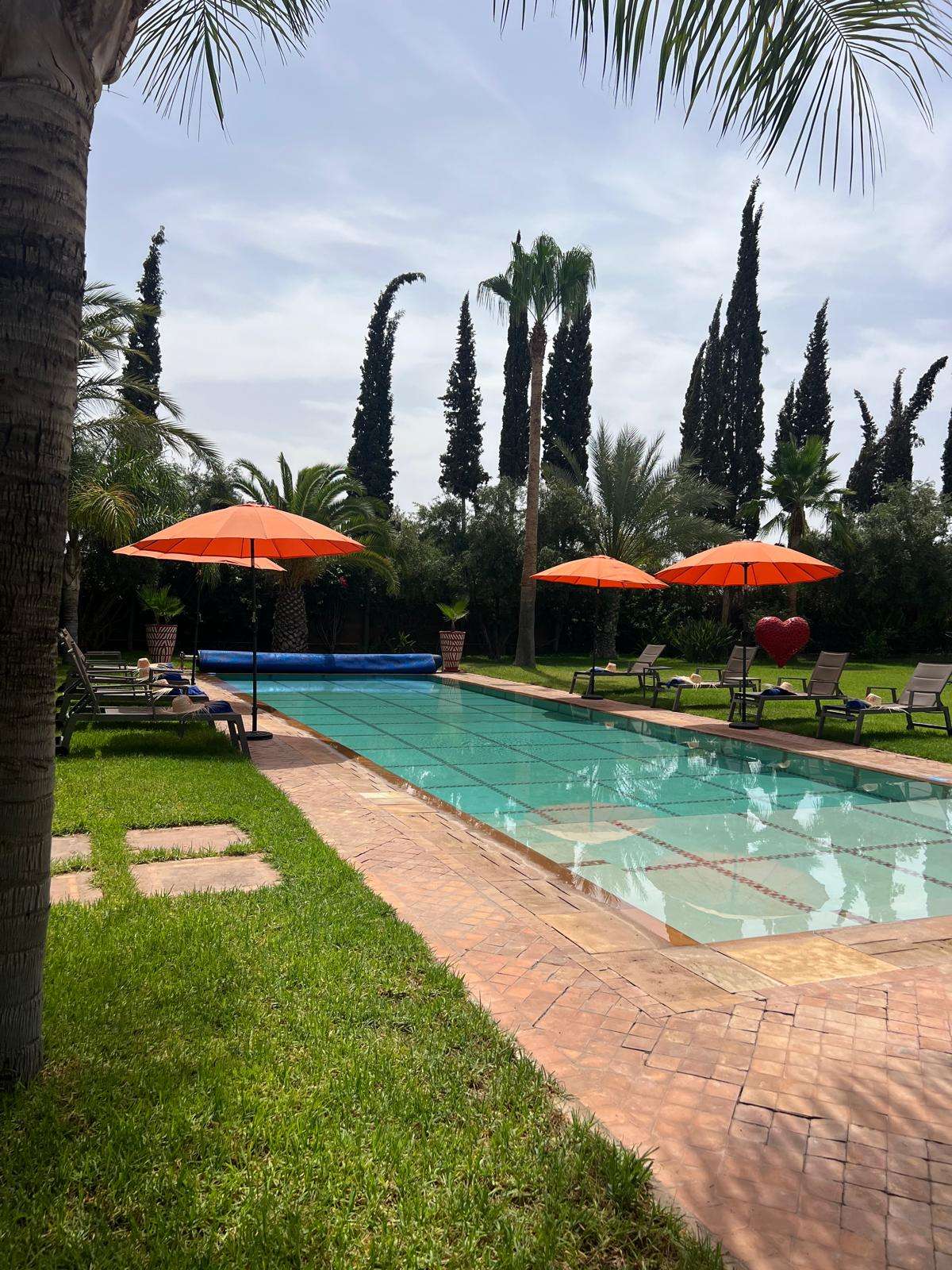 villa-hilin-marrakech – facade-villa-hilin-maroc – piscine-privee-villa-hilin – salon-contemporain-villa-hilin – jardin-villa-hilin-marrakech – terrasse-villa-hilin-maroc – chambre-olive-villa-hilin – chambre-citron-villa-hilin – chambre-orange-villa-hilin – chambre-figue-villa-hilin – salle-deau-villa-hilin – dressing-villa-hilin – climatisation-villa-hilin – conciergerie-privee-villa-hilin