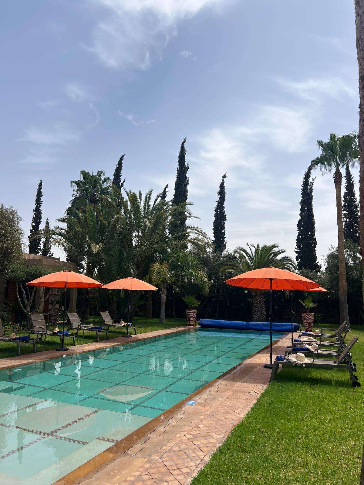 villa-hilin-marrakech – facade-villa-hilin-maroc – piscine-privee-villa-hilin – salon-contemporain-villa-hilin – jardin-villa-hilin-marrakech – terrasse-villa-hilin-maroc – chambre-olive-villa-hilin – chambre-citron-villa-hilin – chambre-orange-villa-hilin – chambre-figue-villa-hilin – salle-deau-villa-hilin – dressing-villa-hilin – climatisation-villa-hilin – conciergerie-privee-villa-hilin