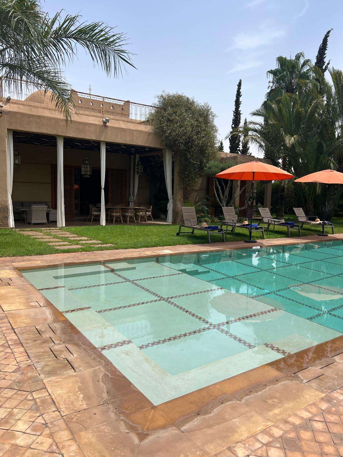 villa-hilin-marrakech – facade-villa-hilin-maroc – piscine-privee-villa-hilin – salon-contemporain-villa-hilin – jardin-villa-hilin-marrakech – terrasse-villa-hilin-maroc – chambre-olive-villa-hilin – chambre-citron-villa-hilin – chambre-orange-villa-hilin – chambre-figue-villa-hilin – salle-deau-villa-hilin – dressing-villa-hilin – climatisation-villa-hilin – conciergerie-privee-villa-hilin