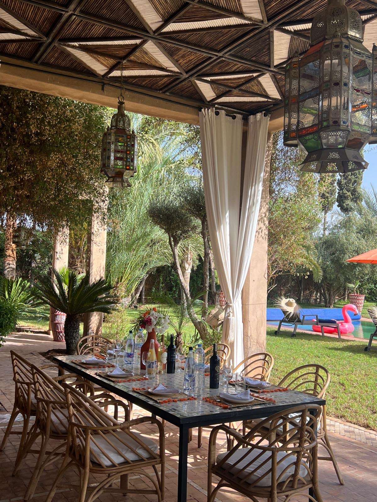 villa-juzyan-marrakech – facade-villa-juzyan-maroc – piscine-privee-villa-juzyan – jardin-villa-juzyan-marrakech – salon-contemporain-villa-juzyan – cuisine-villa-luxe-marrakech – chambre-safran-villa-juzyan – chambre-turquoise-villa-juzyan – chambre-emeraude-villa-juzyan – chambre-bleu-majorelle-villa-juzyan – chambre-argile-villa-juzyan – salle-deau-villa-juzyan – dressing-villa-juzyan – terrasse-villa-juzyan-marrakech