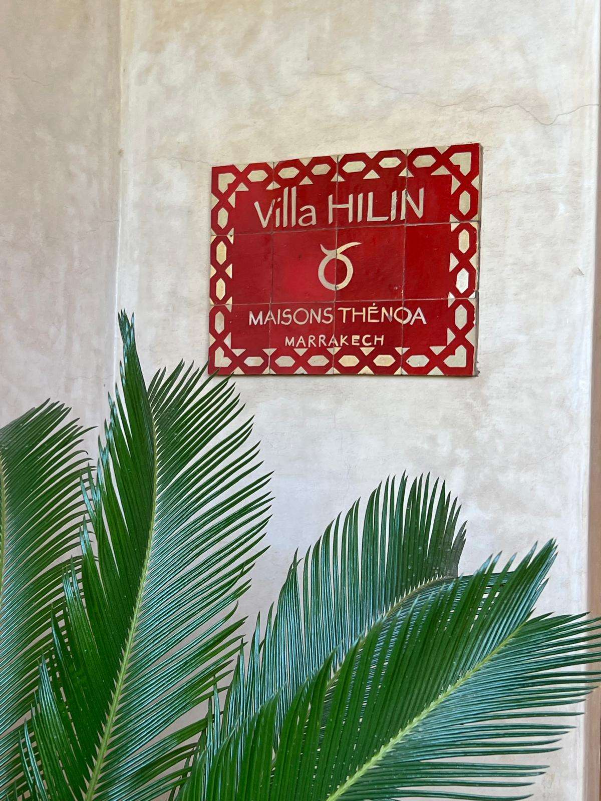 villa-hilin-marrakech – facade-villa-hilin-maroc – piscine-privee-villa-hilin – salon-contemporain-villa-hilin – jardin-villa-hilin-marrakech – terrasse-villa-hilin-maroc – chambre-olive-villa-hilin – chambre-citron-villa-hilin – chambre-orange-villa-hilin – chambre-figue-villa-hilin – salle-deau-villa-hilin – dressing-villa-hilin – climatisation-villa-hilin – conciergerie-privee-villa-hilin